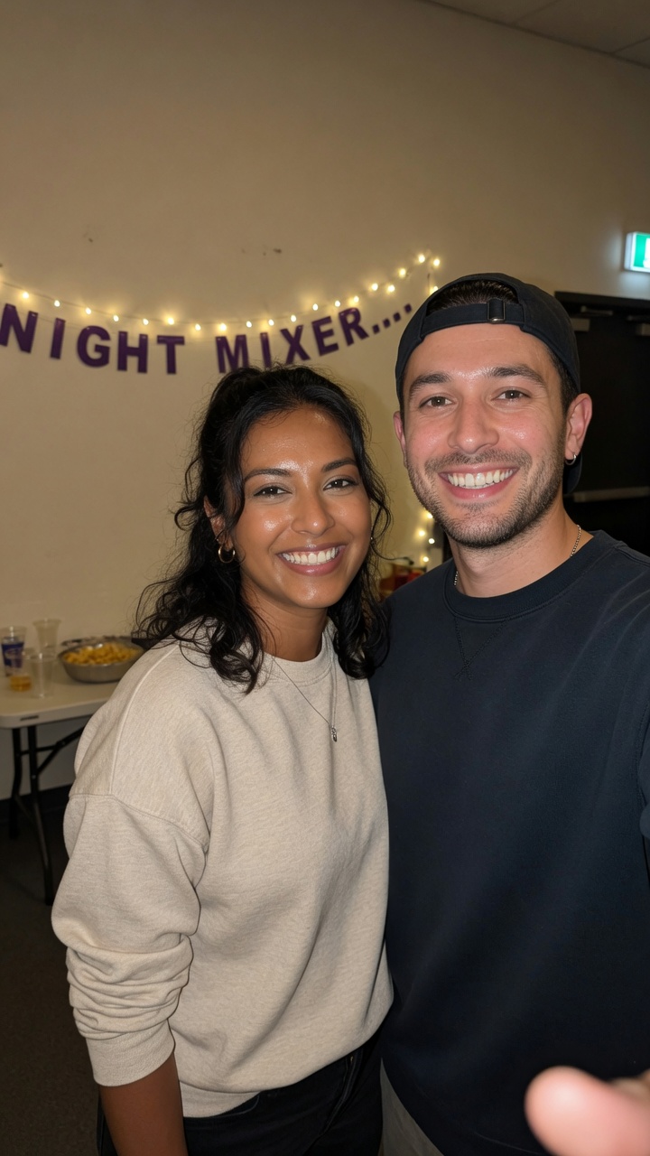 Selfie original de deux invités pendant une soirée